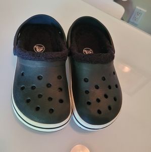 KIDS LINED CROCS - SIZE 12/13